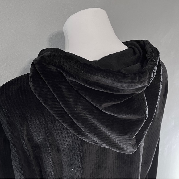 Women’s Forever 21 casual black velour pullover sweatshirt - Picture 4 of 8